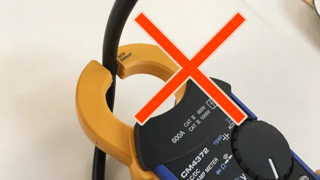 クランプ電流計を電線に文字通り「はさんで」も、正しく測定できません